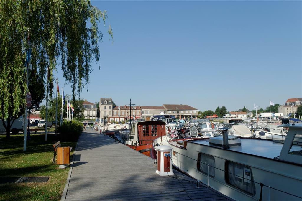 Toul Appartement Entier Avec Parking Prive Au Calme En Rez De Chaussee Avec Coin Terrasse Cosy A Etage Avec Balcon Exterior photo